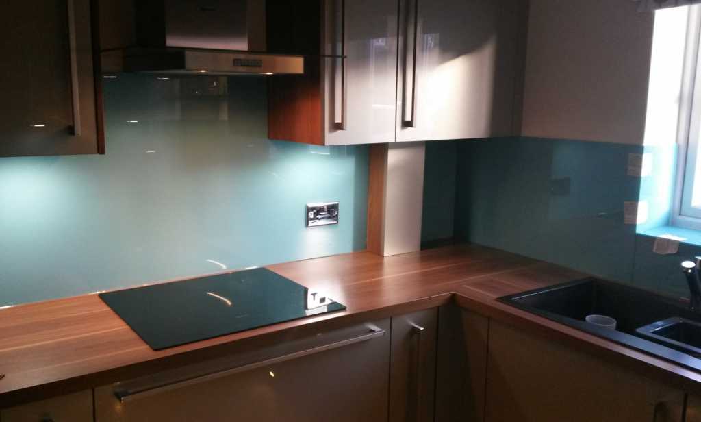 Our customer in Rempstone, Leicestershire choose the following colour for her splashbacks: BS7083 Ribbon Blue