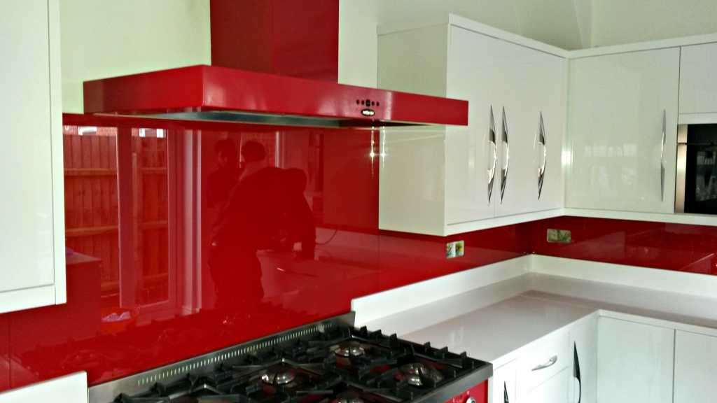 Our customer in Loughborough chose RAL colour 3001 in order to co-ordinate the splashbacks with his striking red oven.
