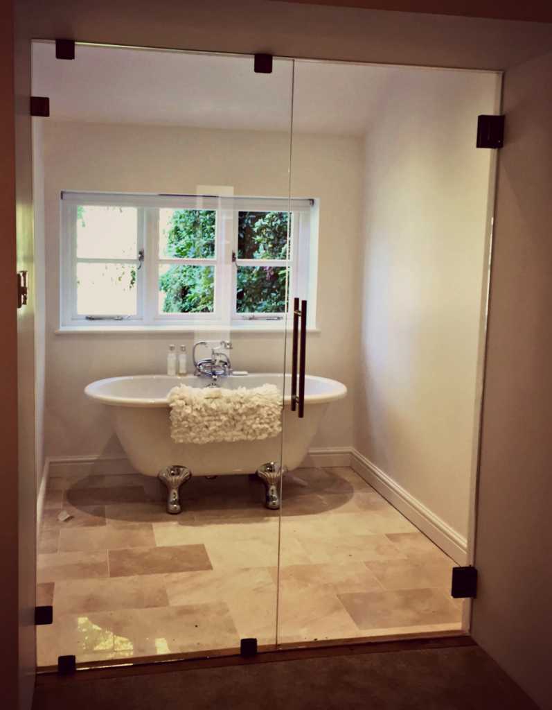 Our customer in Barnstone chose to add an elegant yet modern entrance to their new en-suite by having us supply and install 10mm toughened glass door and side panel. With the addition of using soft close hinges they also ensure a safe, gentle motion when opening and closing.