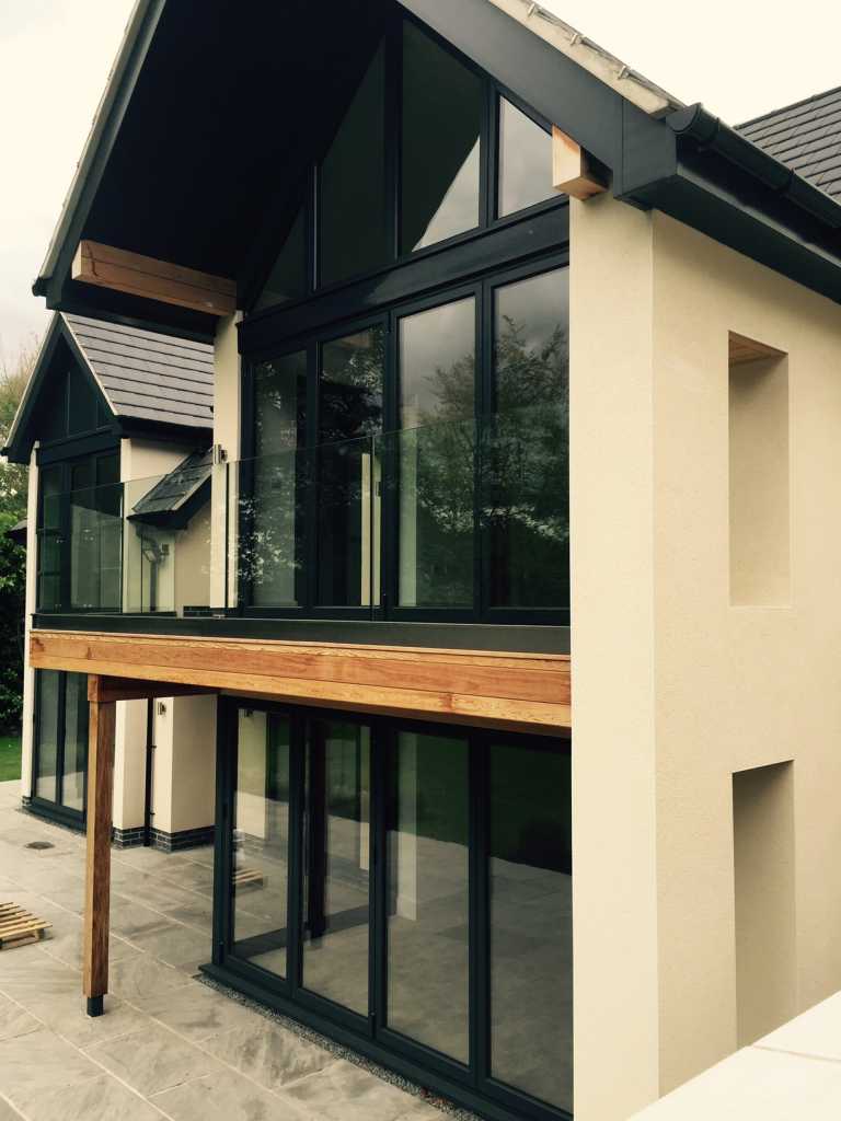 PDL Construction asked us and our friends at GemFabs to supply & install a structural balustrade channel glazed with 21.5mm Toughened Laminated Glass for their customer in Burton Joyce. This is the final product!