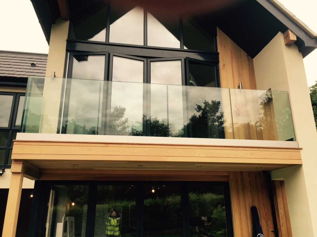 PDL Construction asked us and our friends at GemFabs to supply & install a structural balustrade channel glazed with 21.5mm Toughened Laminated Glass for their customer in Burton Joyce. This is the final product!