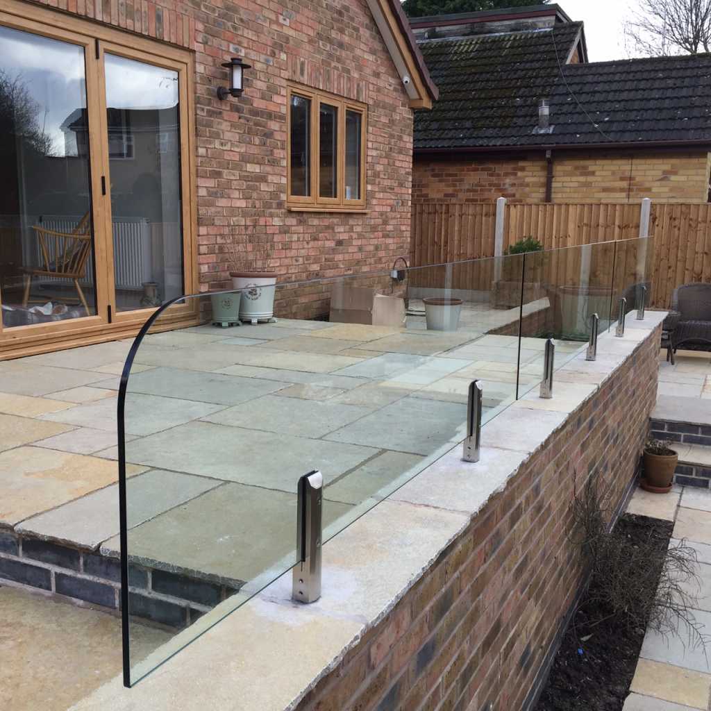Lee brothers Danny & Pat installed this glass wind break in Borrowash. The results are a gorgeous finish to the patio area and a very happy customer :)