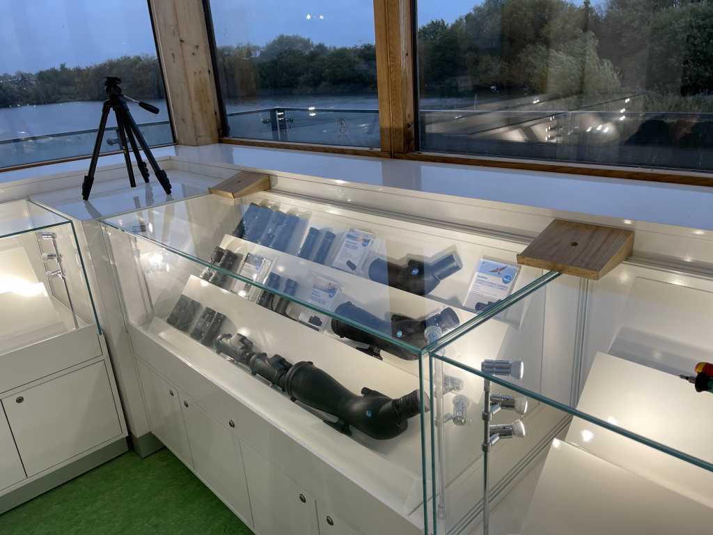 UV Bonding - Glass display case for retail